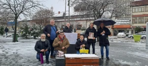 MOĆNI PRIZORI Ovako su jučer muškarci molili krunicu diljem Hrvatske usprkos hladnoći