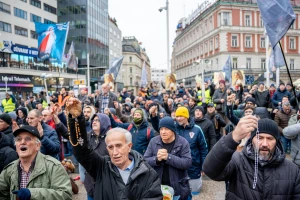 FOTO/VIDEO Nove nakane i pun Trg na prvoj ovogodišnjoj krunici muškaraca