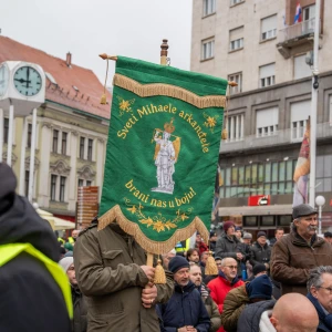 FOTO/VIDEO Nove nakane i pun Trg na prvoj ovogodišnjoj krunici muškaraca