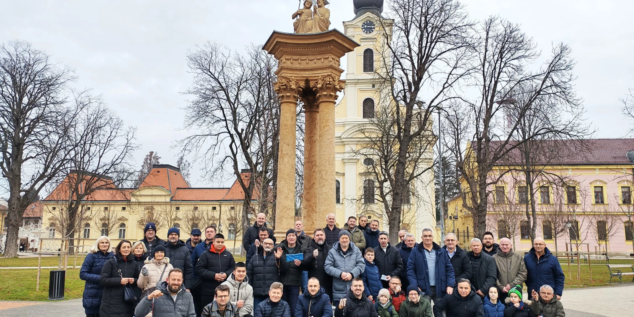 FOTO Ovako su danas muškarci molili krunicu diljem Lijepe Naše