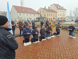 FOTO Ovako su danas muškarci molili krunicu diljem Lijepe Naše