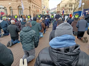 FOTO Ovako su danas muškarci molili krunicu diljem Lijepe Naše