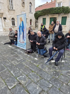 FOTO Ovako su danas muškarci molili krunicu diljem Lijepe Naše
