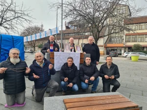 FOTO Ovako su danas muškarci molili krunicu diljem Lijepe Naše