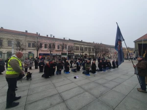 FOTO Ovako su danas muškarci molili krunicu diljem Lijepe Naše