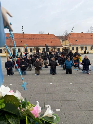 FOTO Ovako su danas muškarci molili krunicu diljem Lijepe Naše