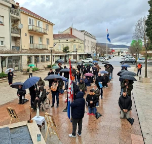 FOTO Ovako su danas muškarci molili krunicu diljem Lijepe Naše