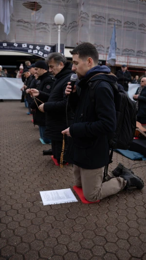 FOTO & VIDEO Najposjećenija javna molitva krunice muškaraca u Zagrebu u ovoj godini
