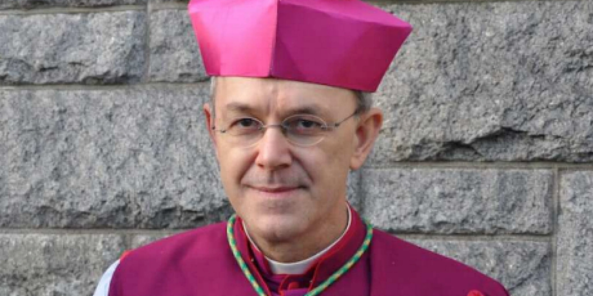 BISKUP SCHNEIDER: Evo zbog čega žene ne bi trebale biti oko oltara