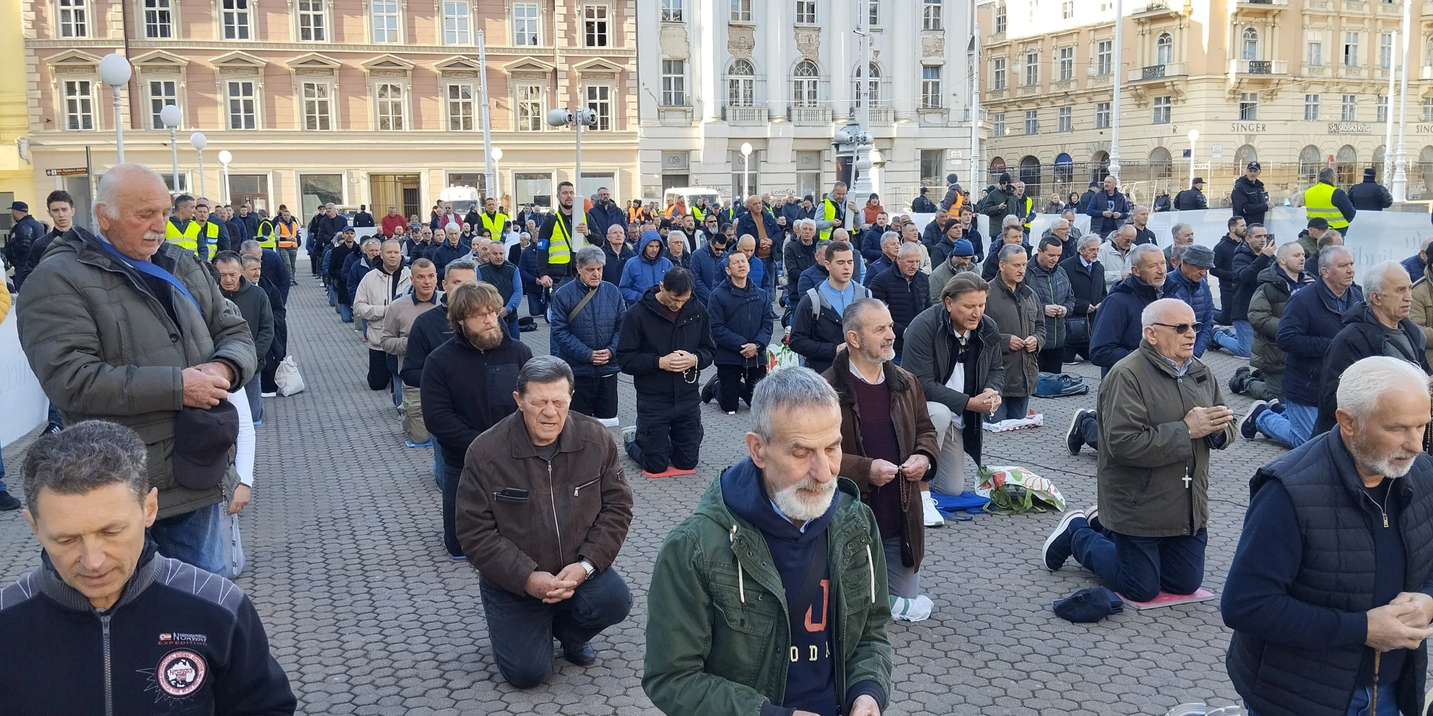 FOTO/VIDEO Na Veliku subotu održana još jedna javna molitva krunice