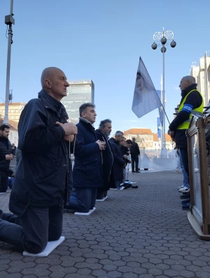 FOTO/VIDEO Na Veliku subotu održana još jedna javna molitva krunice