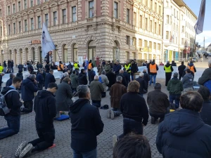 FOTO/VIDEO Na Veliku subotu održana još jedna javna molitva krunice