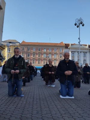 FOTO/VIDEO Na Veliku subotu održana još jedna javna molitva krunice