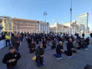 FOTO/VIDEO Na Veliku subotu održana još jedna javna molitva krunice