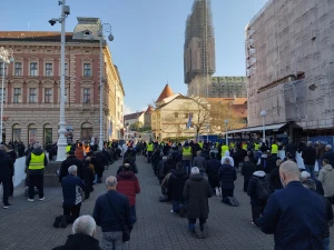 FOTO/VIDEO Na Veliku subotu održana još jedna javna molitva krunice