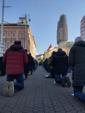 FOTO/VIDEO Na Veliku subotu održana još jedna javna molitva krunice