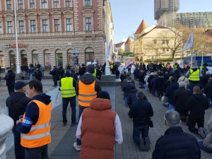 FOTO/VIDEO Na Veliku subotu održana još jedna javna molitva krunice