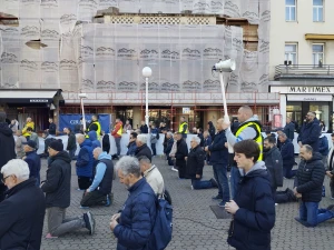 FOTO/VIDEO Na Veliku subotu održana još jedna javna molitva krunice