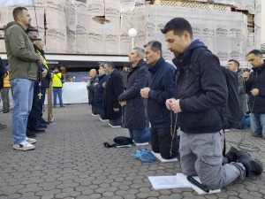 FOTO/VIDEO Na Veliku subotu održana još jedna javna molitva krunice