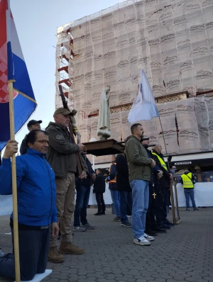 FOTO/VIDEO Na Veliku subotu održana još jedna javna molitva krunice