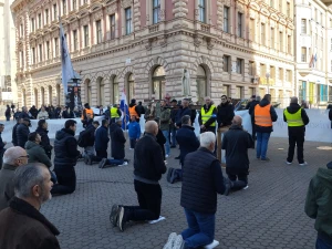 FOTO/VIDEO Na Veliku subotu održana još jedna javna molitva krunice