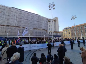 FOTO/VIDEO Na Veliku subotu održana još jedna javna molitva krunice