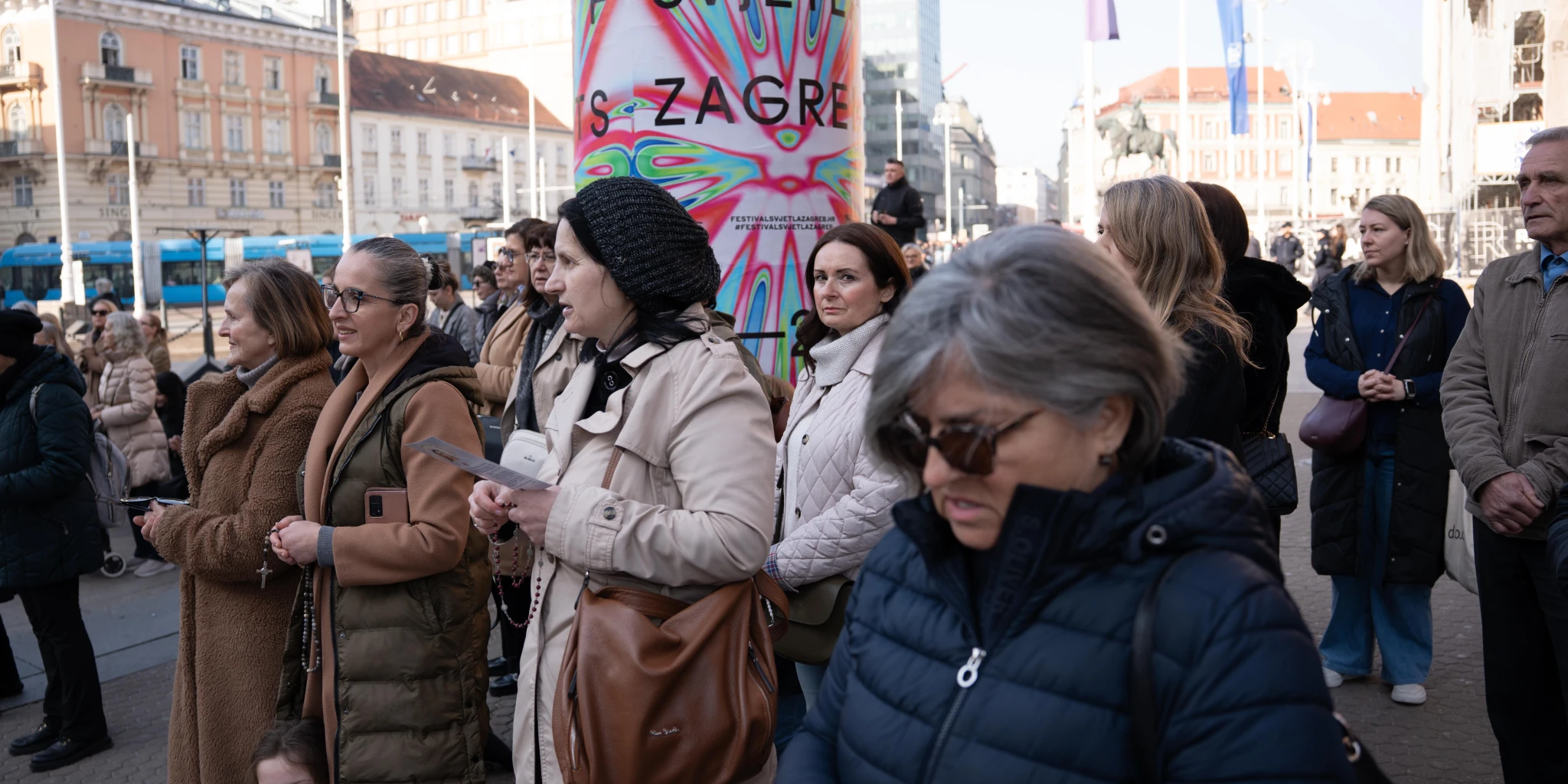 PRAVOBRANITELJICA ZABRINUTA Zašto žene ne smiju moliti s muškarcima na prve subote?