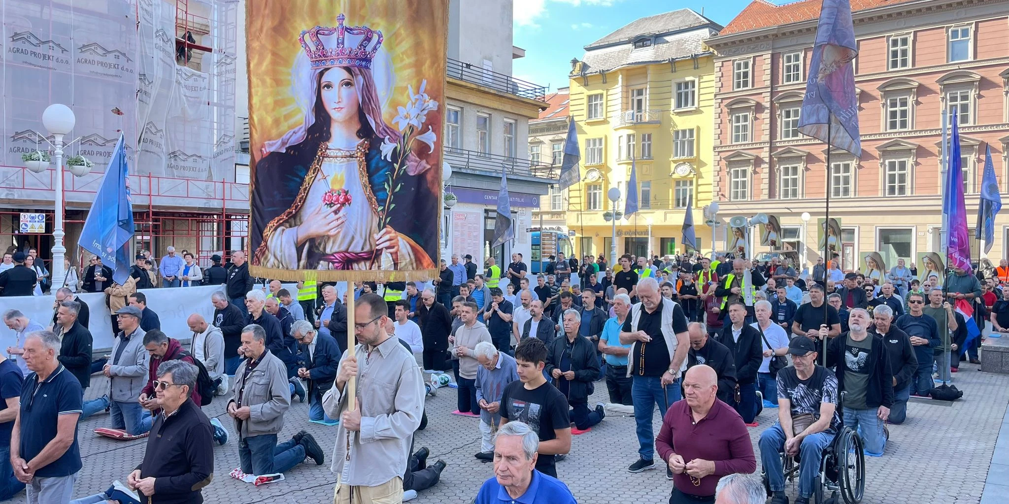 FOTO Održana lipanjska molitva krunice s marijanskom procesijom