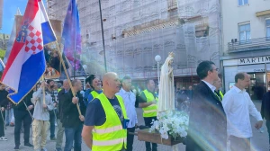 FOTO Održana lipanjska molitva krunice s marijanskom procesijom