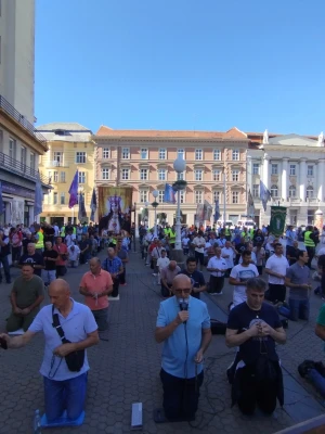 FOTO/VIDEO U Zagrebu održana srpanjska molitva krunice s marijanskom procesijom