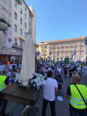 FOTO/VIDEO U Zagrebu održana srpanjska molitva krunice s marijanskom procesijom
