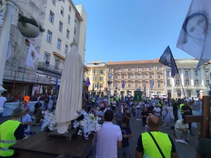 FOTO/VIDEO U Zagrebu održana srpanjska molitva krunice s marijanskom procesijom