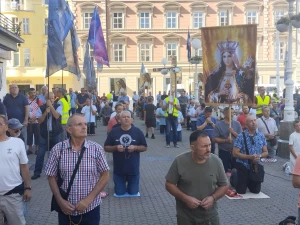 FOTOGALERIJA Muškarci molili krunicu diljem Hrvatske, ali i u inozemstvu