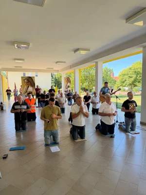 FOTOGALERIJA Muškarci molili krunicu diljem Hrvatske, ali i u inozemstvu