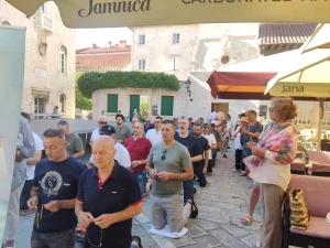 FOTOGALERIJA Muškarci molili krunicu diljem Hrvatske, ali i u inozemstvu
