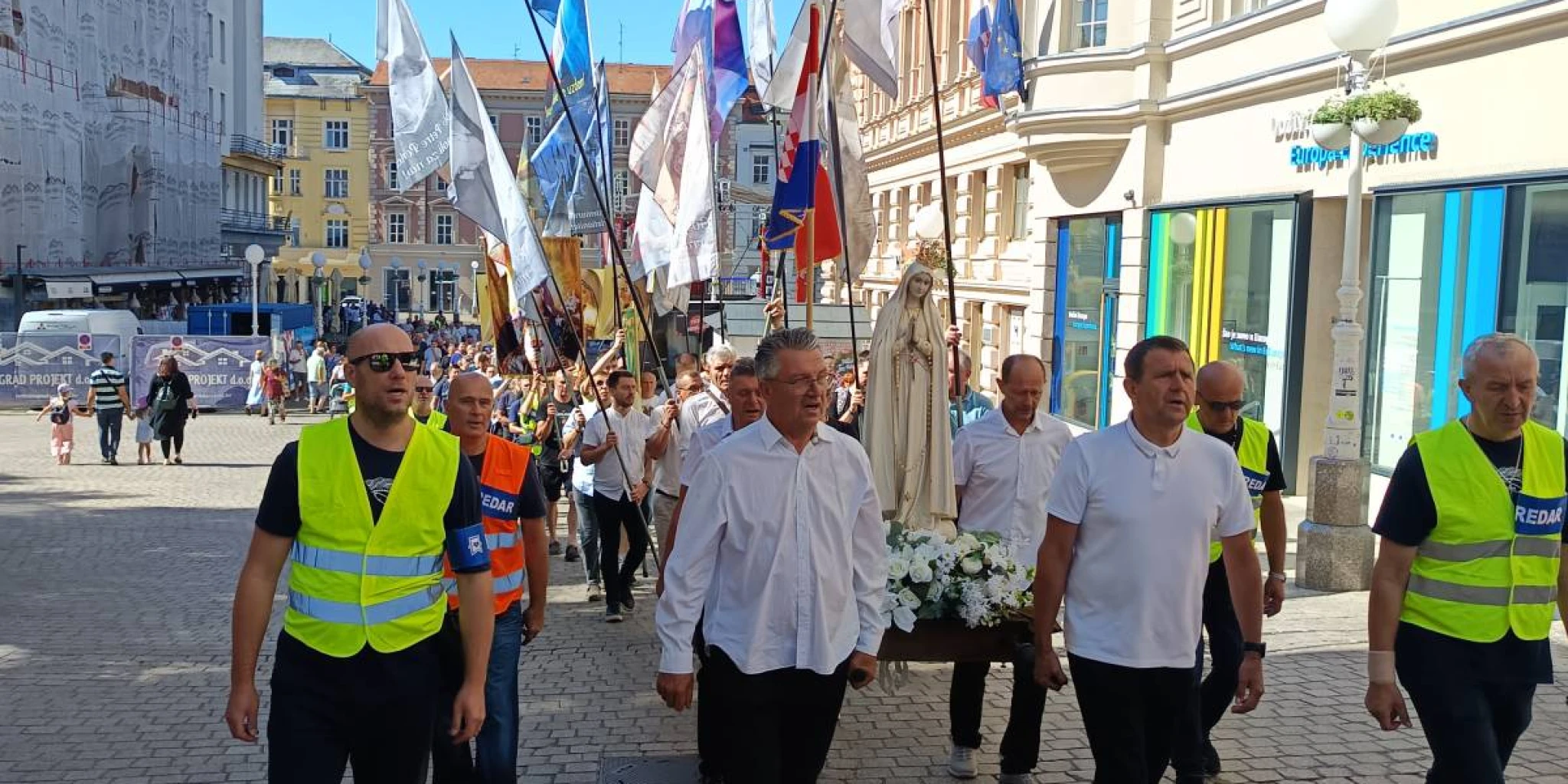 Pišemo knjigu o javnoj molitvi krunice – trebamo i vašu pomoć!
