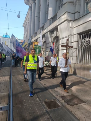 FOTO/VIDEO Molitva krunice i čin zadovoljštine za oskvrnuće Gospina kipa u sklopu pet prvih subota