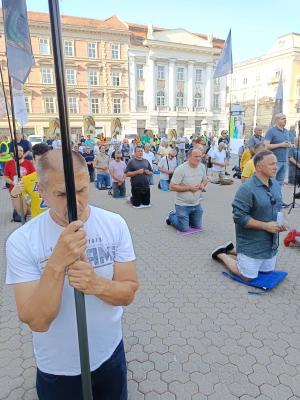 FOTO/VIDEO Molitva krunice i čin zadovoljštine za oskvrnuće Gospina kipa u sklopu pet prvih subota