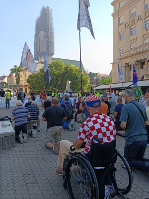 FOTO/VIDEO Molitva krunice i čin zadovoljštine za oskvrnuće Gospina kipa u sklopu pet prvih subota