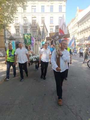 FOTO/VIDEO Molitva krunice i čin zadovoljštine za oskvrnuće Gospina kipa u sklopu pet prvih subota