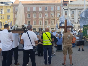 FOTO/VIDEO Održana rujanska javna molitva krunice u Zagrebu