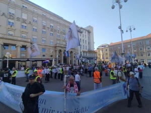 FOTO/VIDEO Održana rujanska javna molitva krunice u Zagrebu