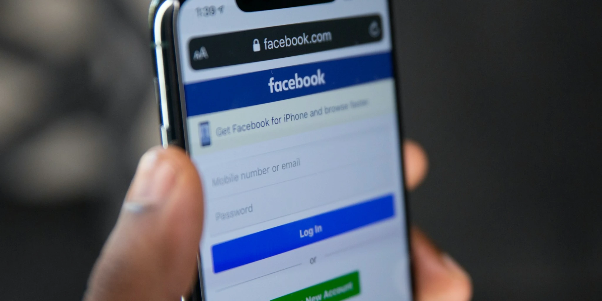 SVEĆENIK ODGOVARA Smijem li kao muškarac gledati profile drugih žena na Facebooku?