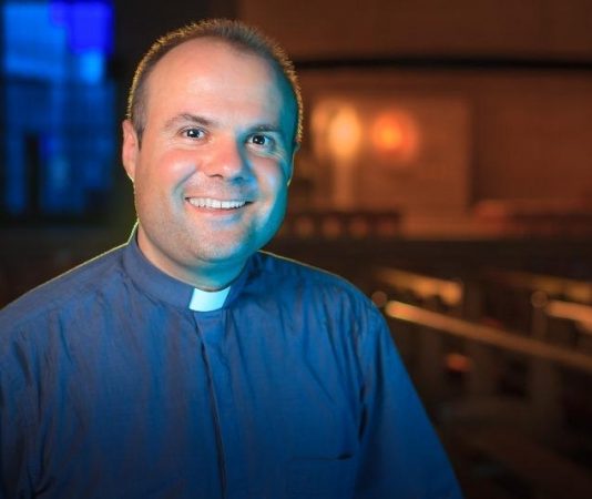 don Damir Stojić odgovara: Idu li zajedno predbračna čistoća i ‘zajednička postelja’?