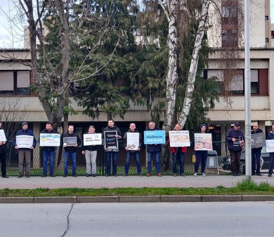 To su muškarci! Svake srijede mole za spas nerođene djece u svome gradu!