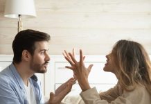 Zašto ljudi viču na osobu pored sebe?