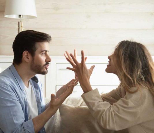 Zašto ljudi viču na osobu pored sebe?