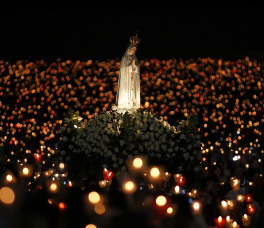 Procesija s kipom Gospe Fatimske i relikvijama