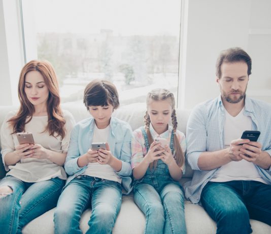 Robovanje mobitelima – bolest našeg vremena