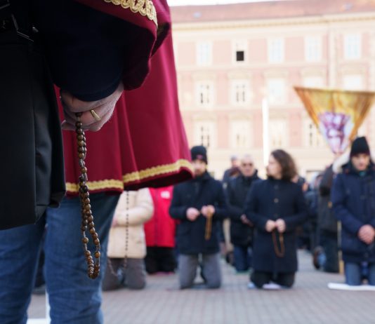 Zašto molimo krunicu na Trgu bana J. Jelačića?